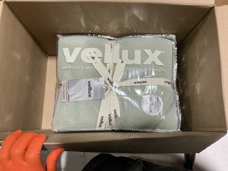 Condition photo showing New/Like New for vellux queen blanket - all-season  pet friendly  lightweight  hotel quality (90 x90 )  green