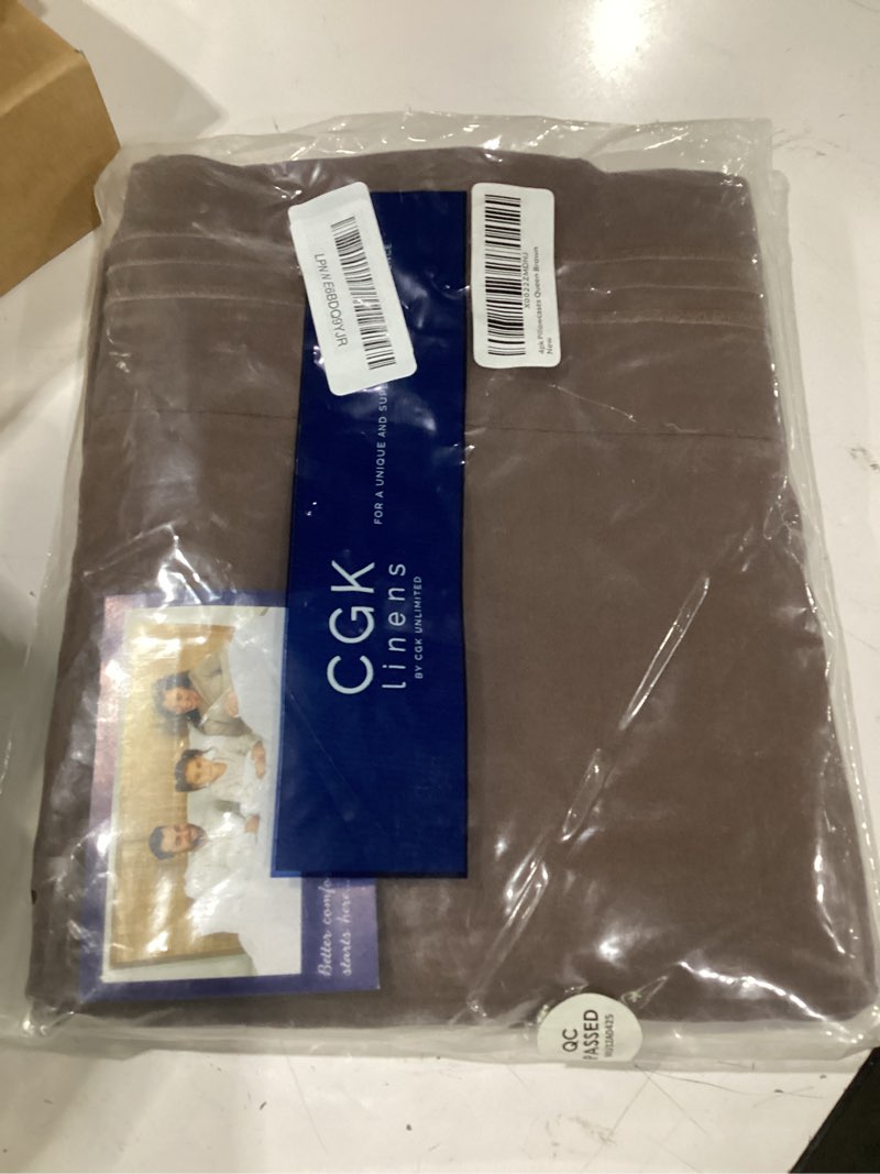 Condition photo showing New/Like New for queen pillow cases set of 4 - ultra soft hotel quality pillowcase covers - comfy, cozy & wrinkle free - shrinkage, stain and fade resistant - machine washable pillow protectors - 4 piece set - brown queen 09 - brown 4