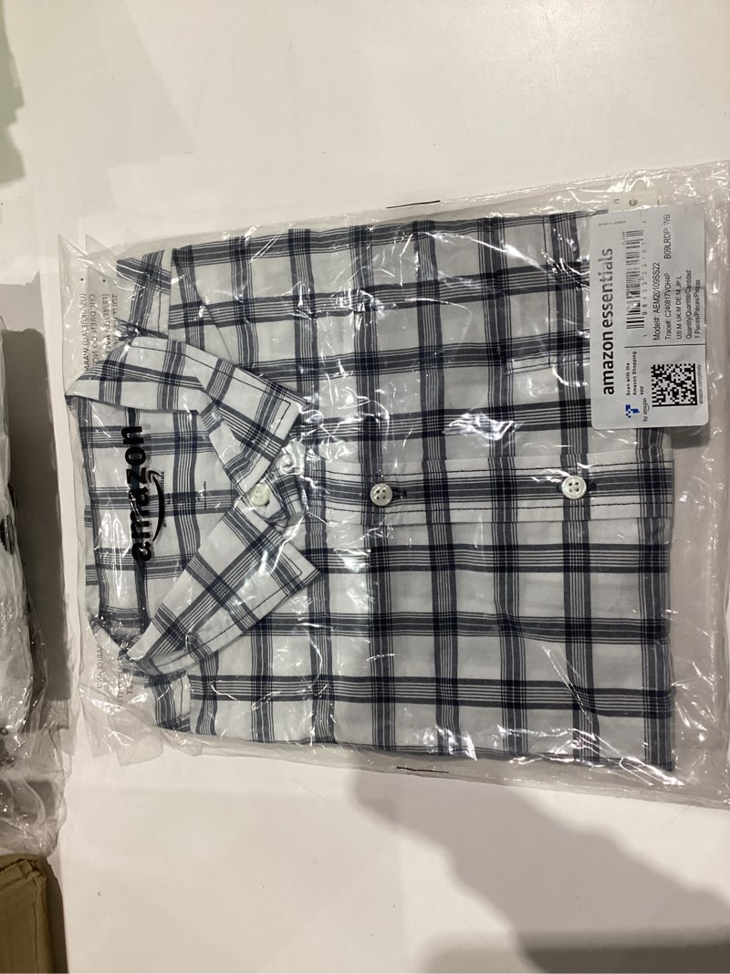 Condition photo showing New/Like New for Amazon Essentials Men's Slim-Fit Short-Sleeve Poplin Shirt Medium Navy White Plaid