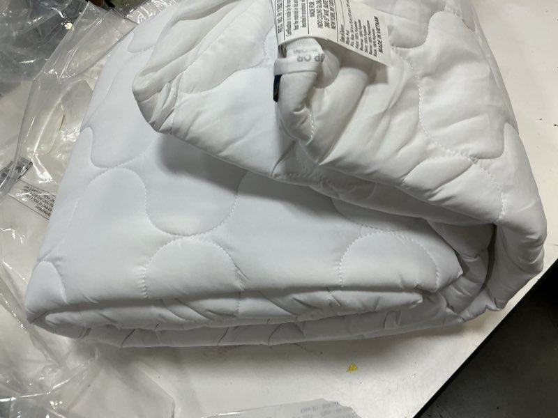 Condition photo showing Good Condition for sertapedic total protection waterproof mattress pad, full