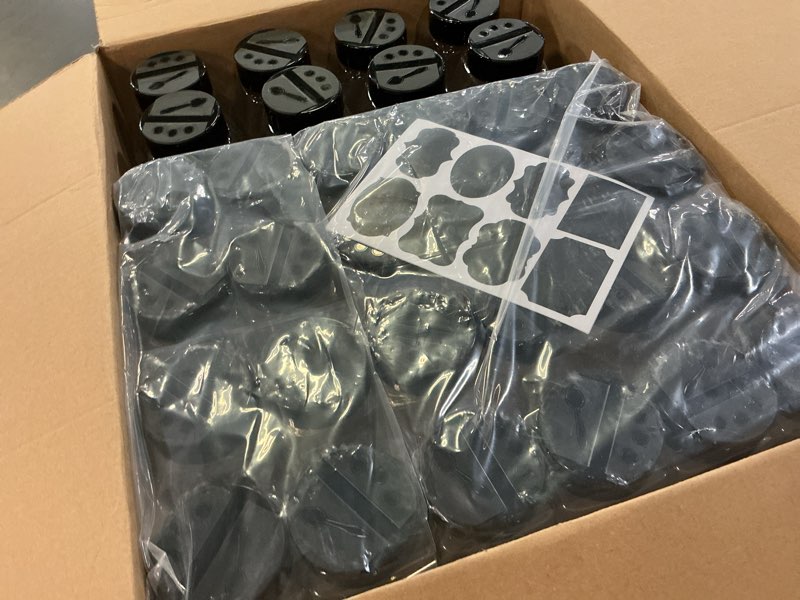 Condition photo showing New/Like New for sinjeun 32 pack 16 oz plastic spice jars with black cap, empty seasoning bottles with shaker lids, clear seasoning containers for kitchen storing spice, powders, salt, herbs