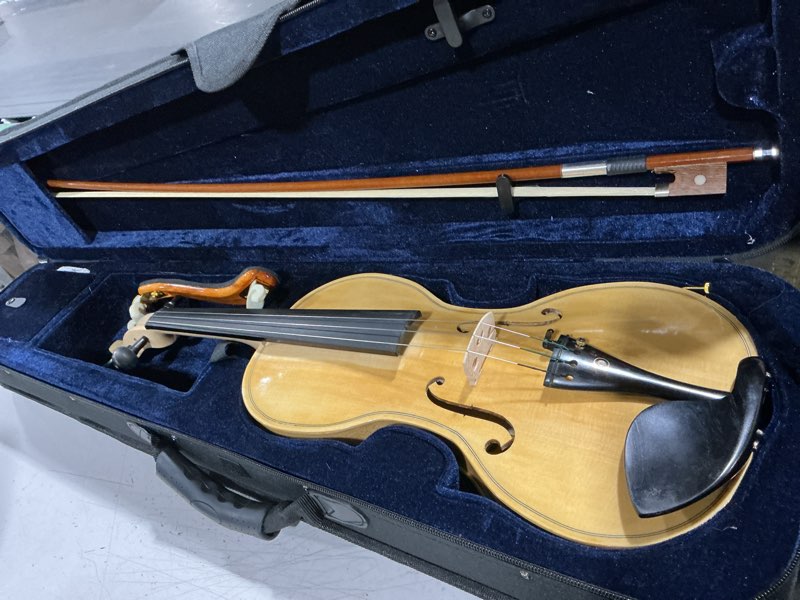 Condition photo showing Good Condition for aklot 4/4 full size violin: ergonomic, stable tuning, anti-crack solid wood, premium ebony, for beginners, with hard case, tuner, spare strings, bow, shoulder rest, lesson book, fingerboard stickers vrt-spcng