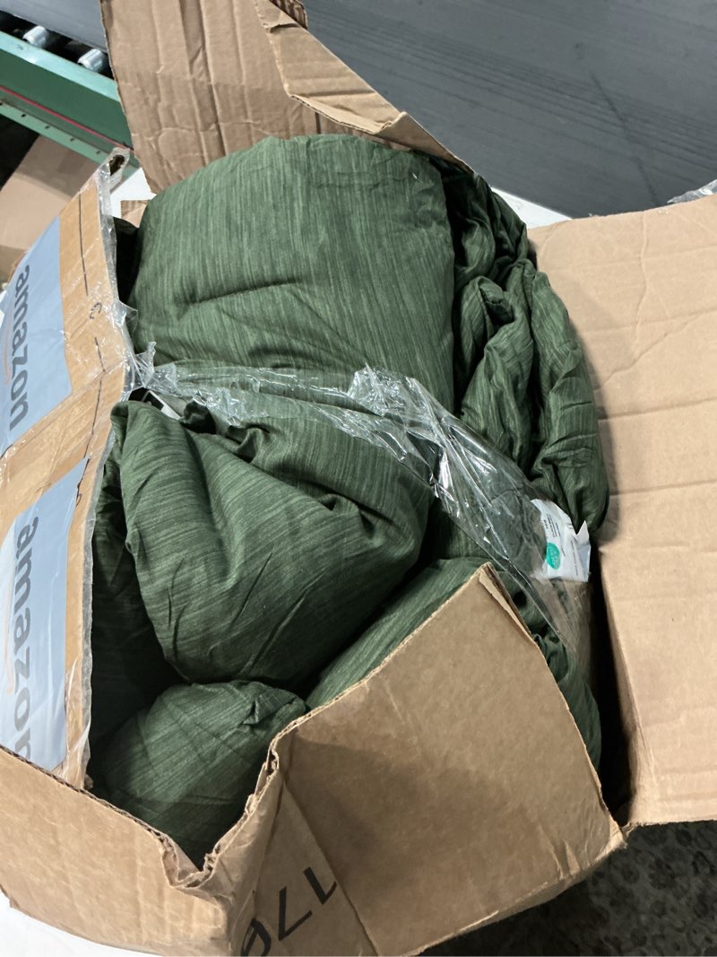 Condition photo showing Good Condition for WONGS BEDDING Queen Size Comforter,Christmas Emerald Green Boho Comforter Set Queen,Shabby Chic Bedding Set for Bed, 3 Pieces Soft Lightweight Farmhouse Comforter for All Season 90"×90" Emerald Green Queen