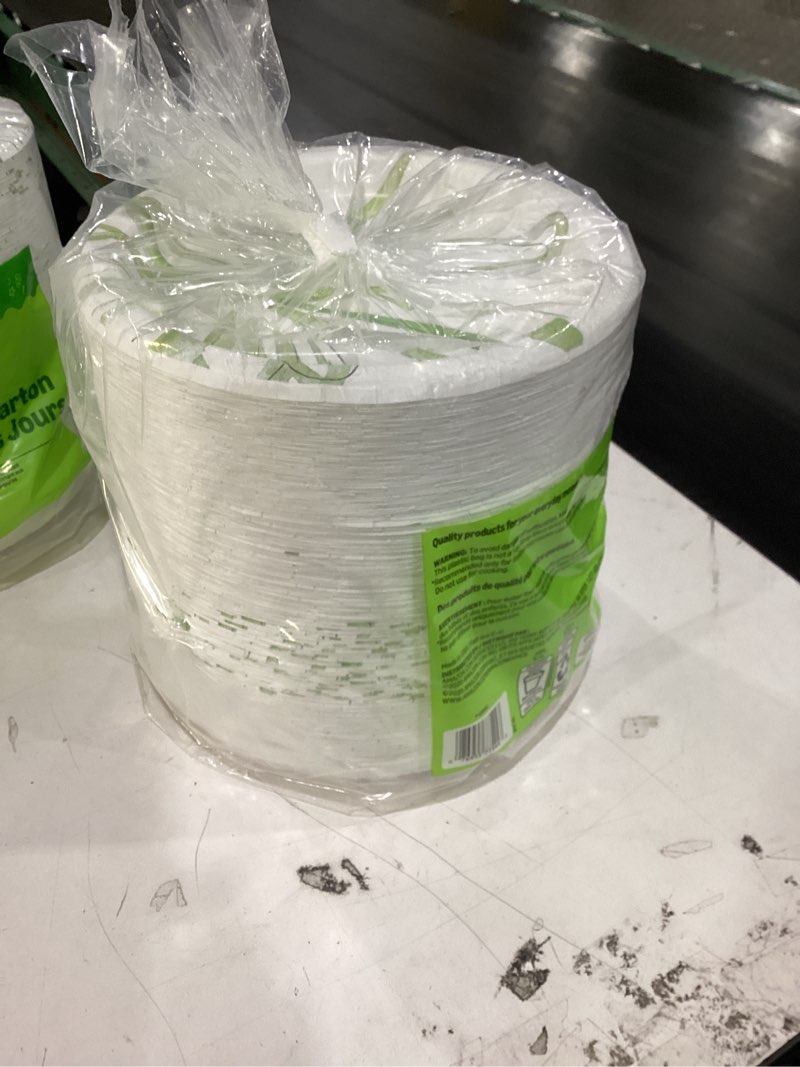 Condition photo showing New/Like New for amazon basics everyday paper plates, 8.62 inch, disposable, 200 count