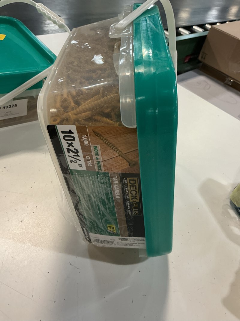 Condition photo showing Good Condition for deck plus #10 x 2-1/2-in wood to wood deck screws (1000-per box)