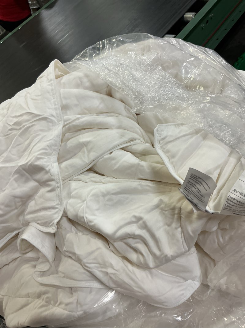 Condition photo showing Good Condition for premium down alternative duvet insert color: white warmth: all-season size: king/cal king 