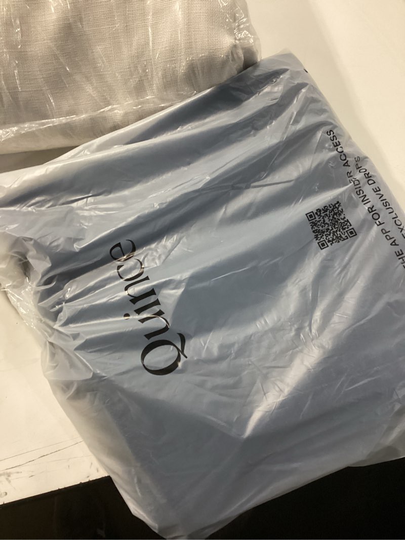 Condition photo showing New/Like New for quince womens jeans size 27 