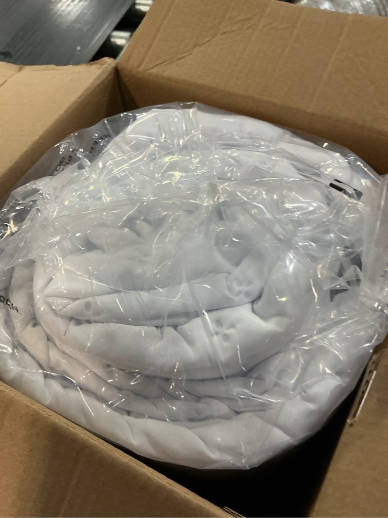 Condition photo showing Good Condition for bedsure king quilt - bright white bedspread king size & lightweight comforter, modern coverlet with clover pattern, ultra soft all-season bedding, 106 x 96 inches | stitch-free quilting, ultra soft, lightweight, machine washable, pet-friendly 01 - bright white - clover king