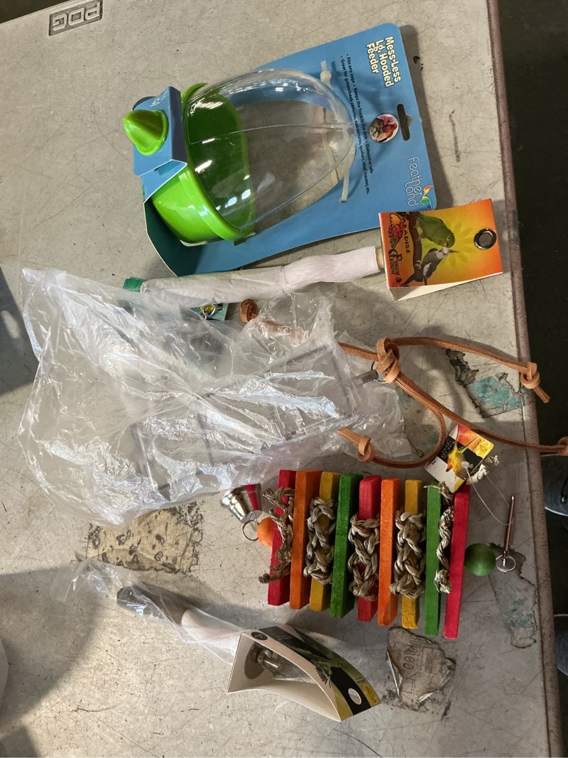 Condition photo showing New/Like New for Assortment of small pet items (Birds), Miscellaneus small, variety of items multiples pieces 5 pieces total