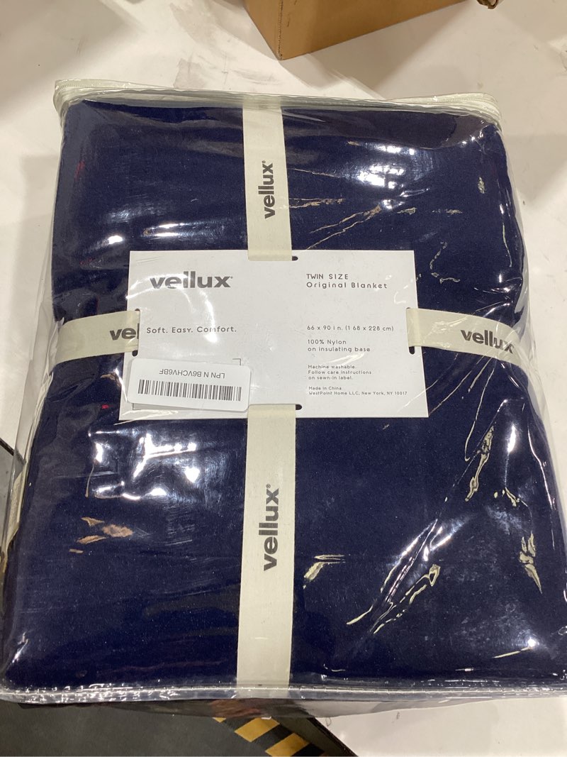 Condition photo showing Good Condition for Vellux 1B07054 Original Insulating Core Hotel Style Solid blanket Machine Washable Soft Cozy Warm Thermal Durable Pet Friendly All Seasons Layering Bed Sofa Blankets Navy Blue, Twin, Blue Navy Twin
