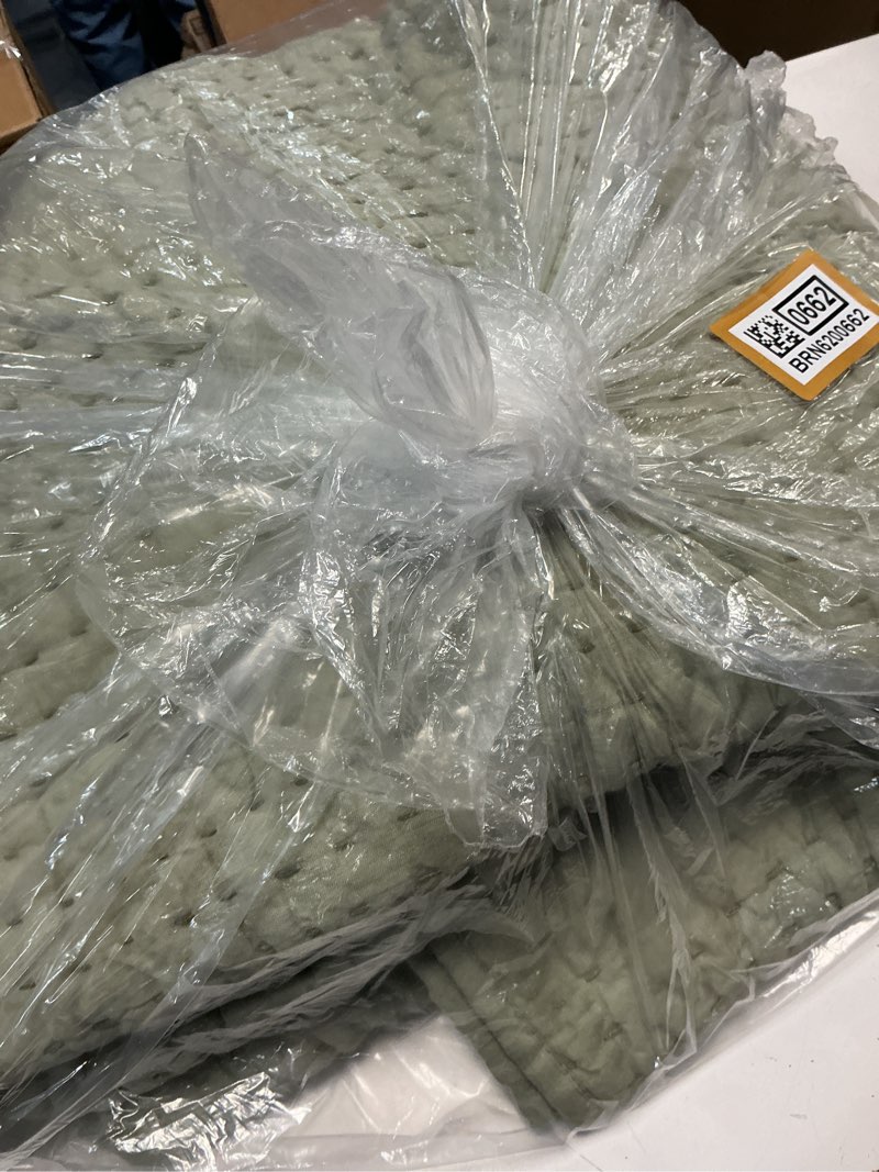 Condition photo showing Good Condition for quince organic cotton channel stitch coverlet king 3 pcs color green
