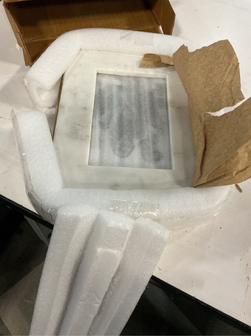 Condition photo showing Good Condition for mud pie 4\" x 6\" marble & gold frame