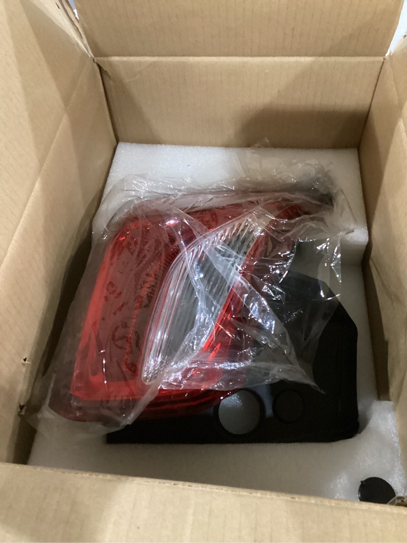Condition photo showing Good Condition for tail lights compatible with chevy equinox 2018 2019 2020 - right passenger side rear brake lamp replace 84769836 - taillight halogen type non-led (w/bulb) 84769836 taillight rh