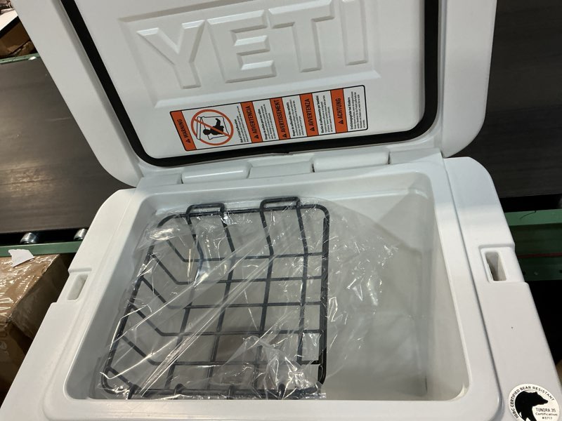 Condition photo showing Good Condition for yeti tundra 35 cooler white