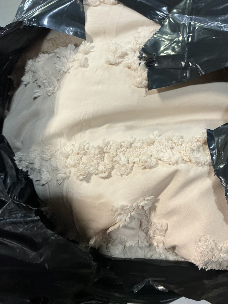 Condition photo showing Good Condition for Bedsure Tufted Boho Comforter Set Oversized King - Beige Boho Bed Set, GentleSoft™ 3 Pieces Farmhouse Shabby Chic Embroidery Bedding, Gifts for Woman, Soft Jacquard Comforter for All Seasons Oversized King 01 - Beige - Elegant