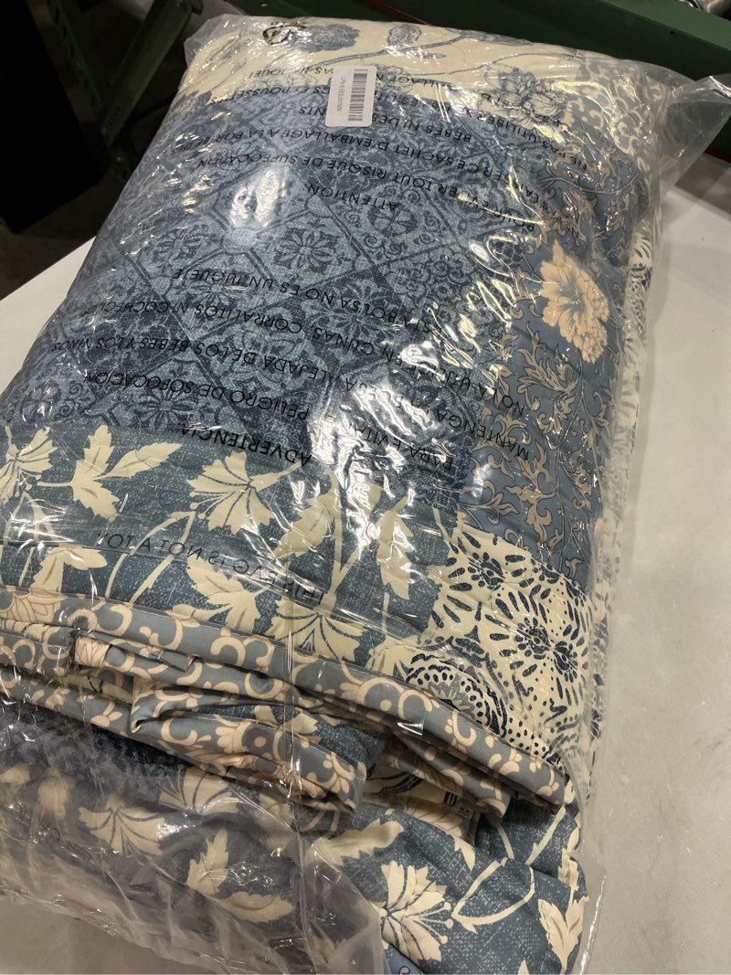 Condition photo showing Good Condition for enasal cotton bedspread quilt bedding sets reversible coverlet sets comforters rustic floral white blue patchwork pattern bedspread for all season, king size | breathable material, cotton bedspread, jacquard stitching, reversible coverlets, machine washable blue floral patchwork pattern king