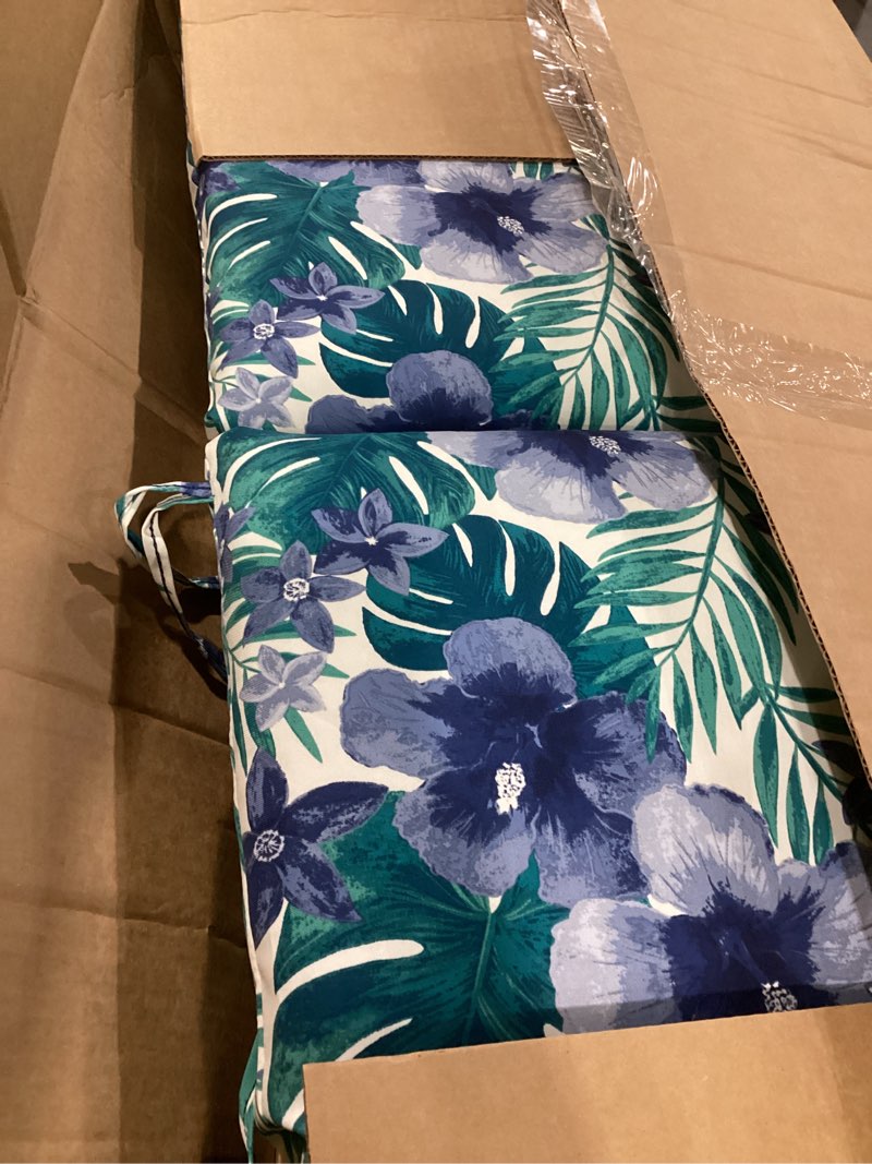 Condition photo showing Good Condition for **similar too**arden selections outdoor chaise lounge cushion 72 x 21, blue garden floral