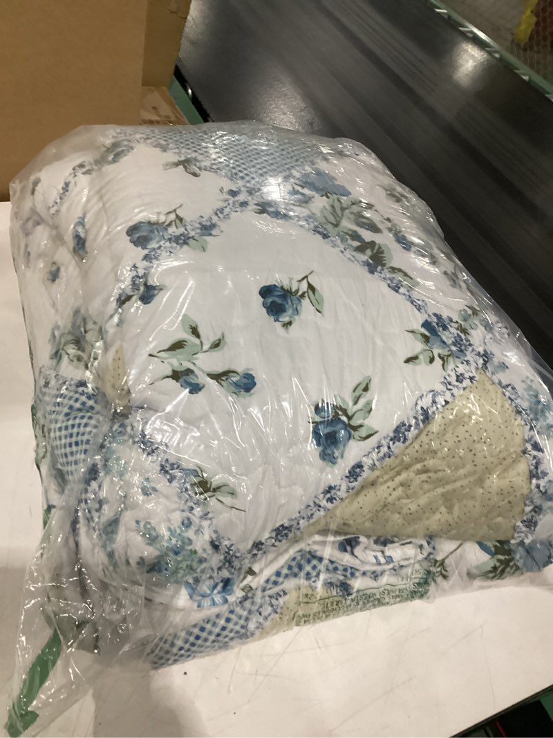 Condition photo showing Good Condition for large size quilt blanket
