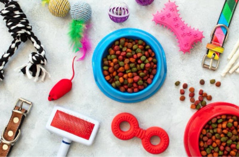 Assortment of small pet items, miscellaneous small,variety of items multiple pieces,5 pieces total