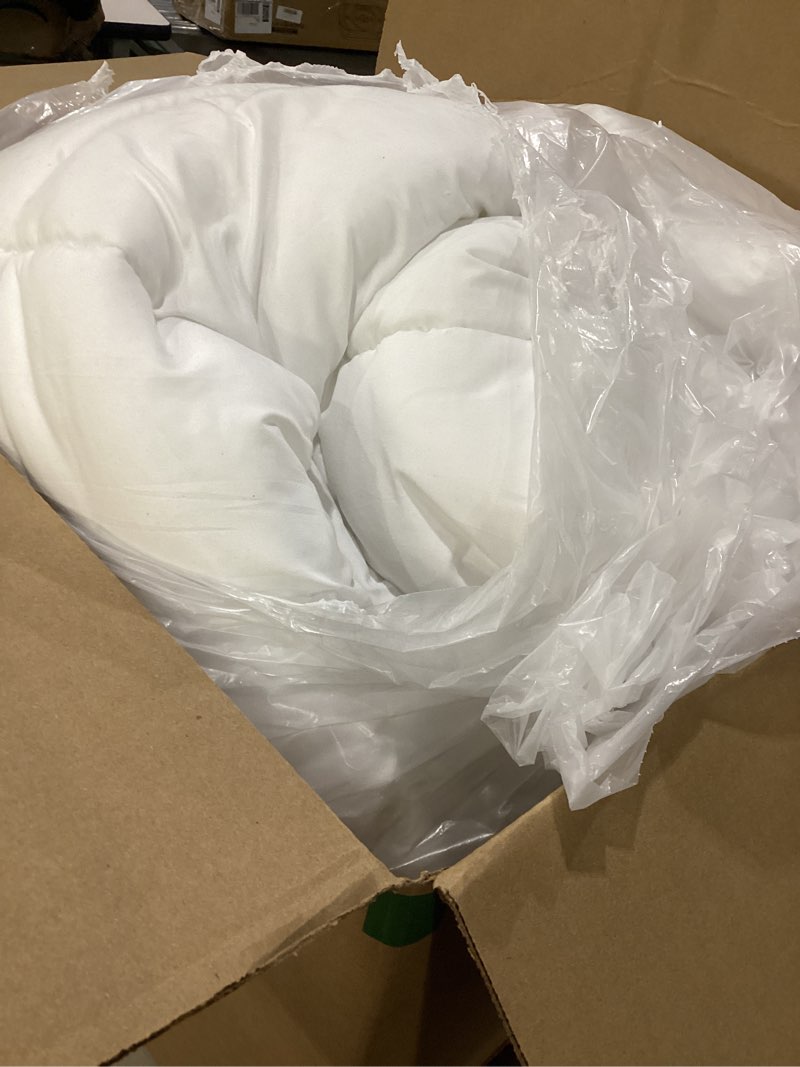 Condition photo showing Good Condition for White comforter size unknown
