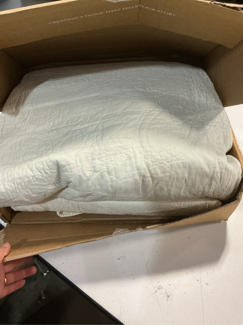Condition photo showing Good Condition for evergrace 100% cotton paisley quilt set, king size 3 piece set – prewashed lightweight bedspread with 2 shams, soft & breathable matelasse coverlet for all-season comfort, ivory cream | paisley stitch, 100% cotton, pre washed, oeko-tex certified, soft, lightweight king paisley ivory cream (subtle yellow hues)