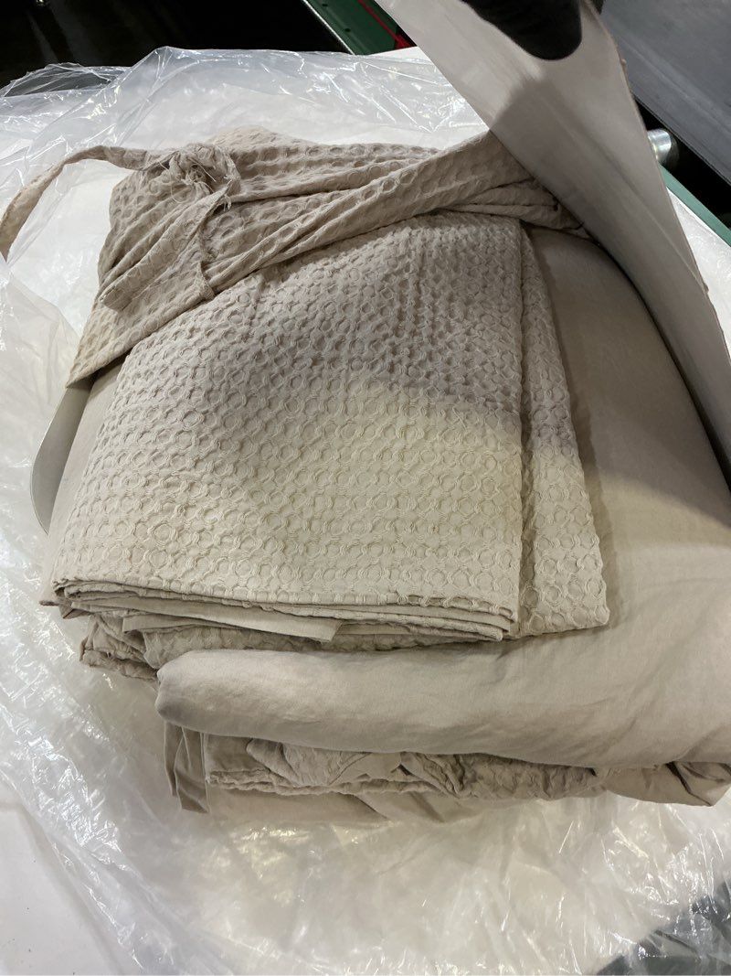 Condition photo showing Good Condition for organic luxe honeycomb duvet cover set, king/cal king, sand