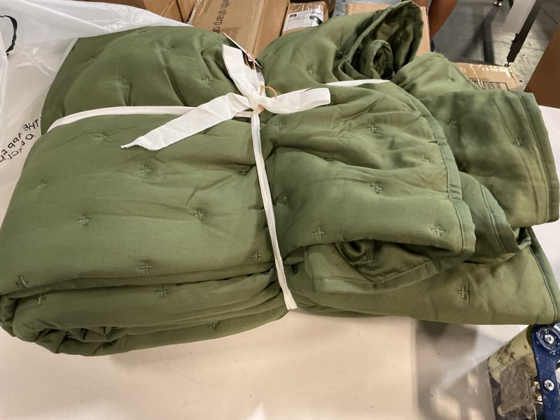 Condition photo showing Good Condition for bamboo dream quilt full/queen color olive 