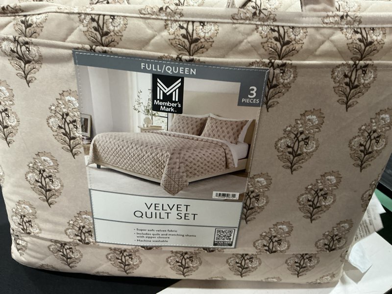 Condition photo showing New/Like New for members mark 3 pc velvet quilt set full/queen