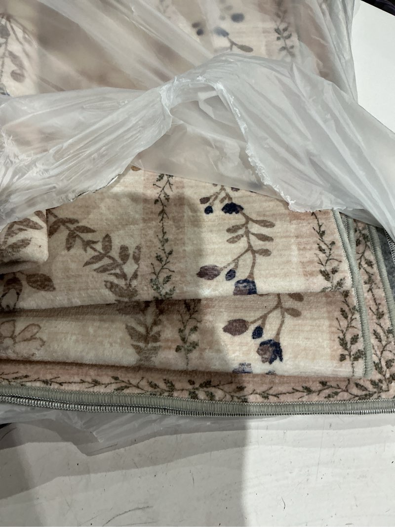 Condition photo showing Good Condition for esme vintage botanical rug