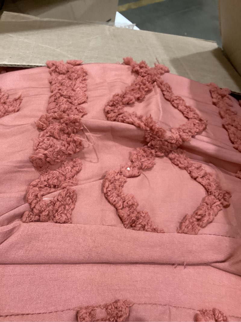 Condition photo showing New/Like New for Bedsure Tufted Boho Comforter Set King Size - Grayish Pink Boho Bed Set, GentleSoft™ 3 Pieces Farmhouse Shabby Chic Embroidery Bedding, Gifts for Woman, Soft Jacquard King Comforter for All Seasons King 25 - Grayish Pink - Elegant