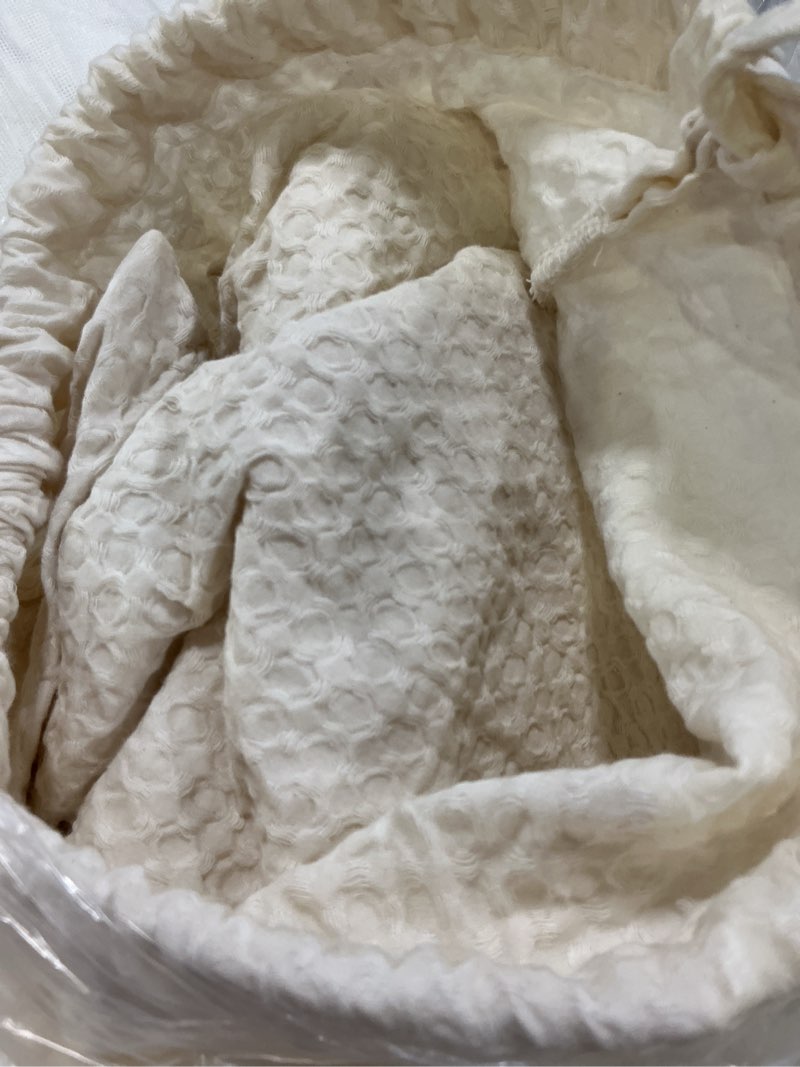 Condition photo showing Good Condition for organic luxe honeycomb duvet cover set, full/queen, undyed