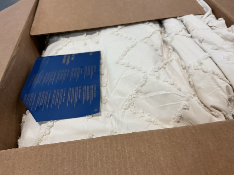 Condition photo showing As Is for Bedsure Full Comforter Set - White Comforter, Boho Tufted Shabby Chic Bedding for Kids, 3 Pieces Vintage Farmhouse Bed Set for All Seasons, Fluffy Soft Bedding with 2 Pillow Shams Full 01 - White