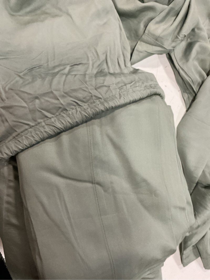 Condition photo showing Good Condition for bamboo sheet set king 