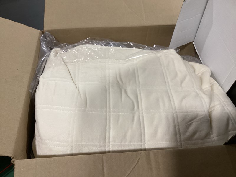 Condition photo showing Good Condition for fleeco double-sided velvet quilt king size comforter set, 108"x 96" lightweight velvet bedding set, ultra soft bedspread with 2 matching shams, for all seasons, grayish white white king/cal king (108" x 96", double-velvet)
