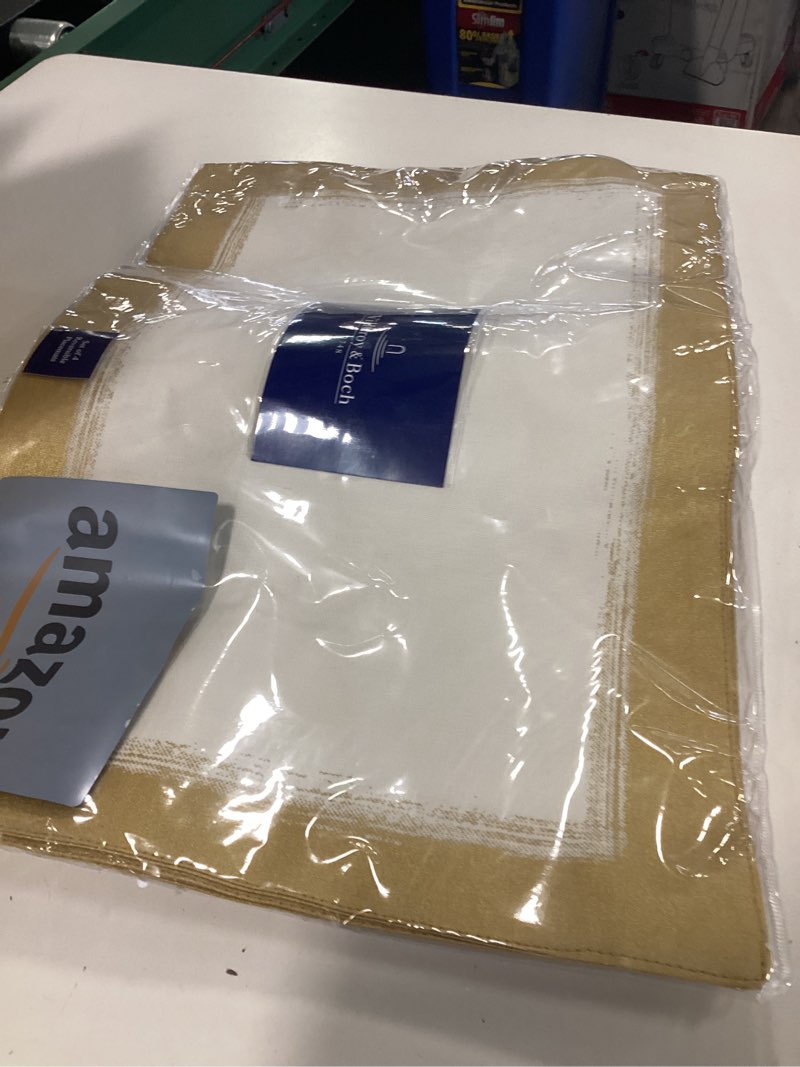 Condition photo showing Good Condition for Villeroy & Boch Villeroy and Boch Metallic Brushstroke Placemats (Set of 4) Ivory