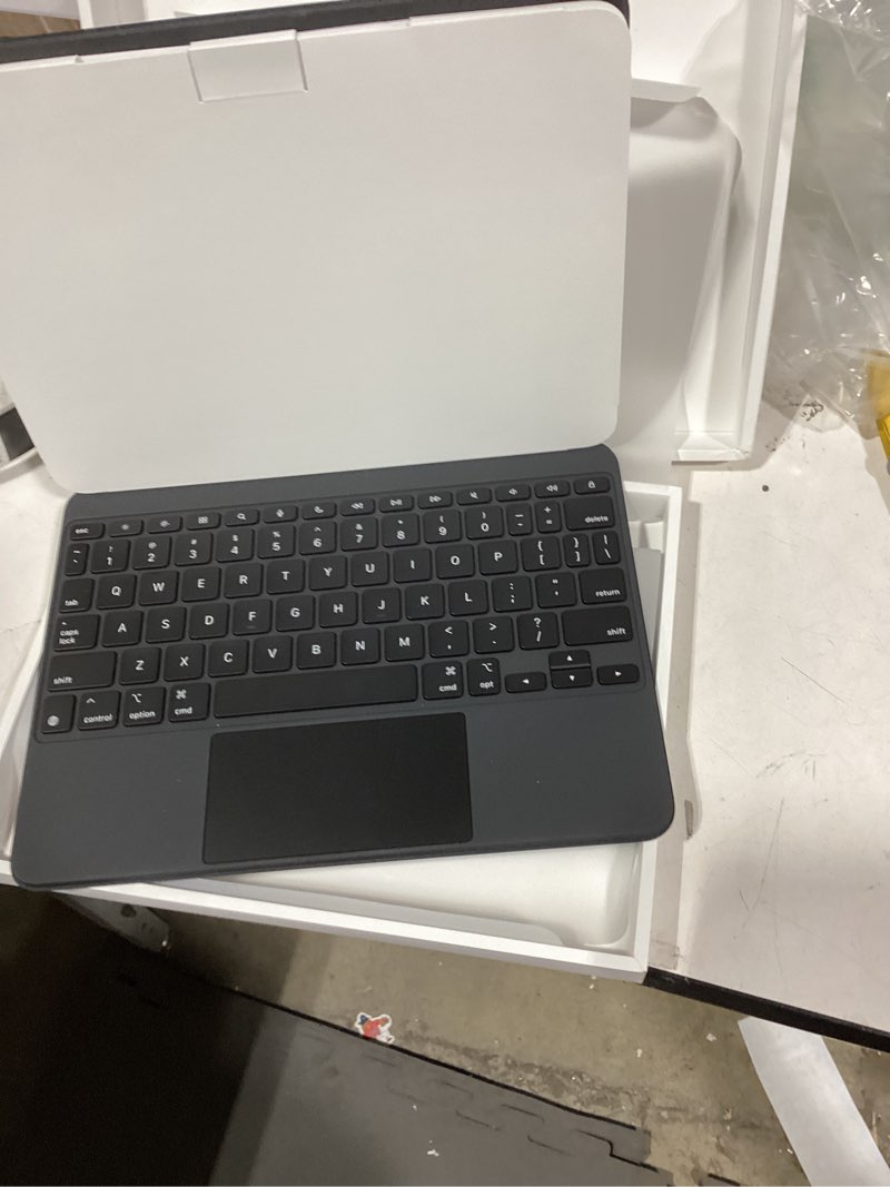 Condition photo showing Good Condition for Apple Magic Keyboard: Keyboard and Case for iPad Air 11-inch (M2 and M3) and iPad Air (4th and 5th Generation), US English — White iPad Air 11-inch White
