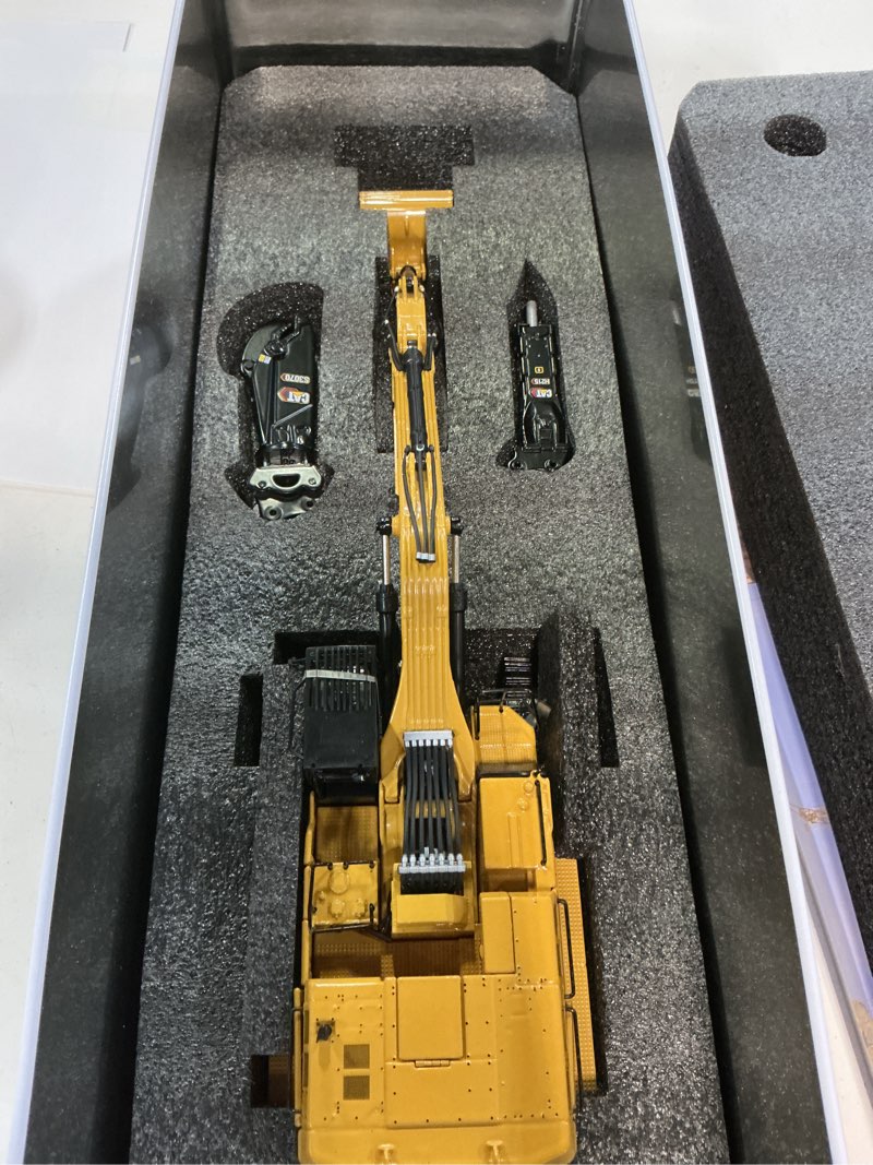 Condition photo showing New/Like New for 1:50 scale cat 395 super-large next-generation hydraulic-excavator (gp version), with 2 additional work tools hammer and shear - high line series by diecast masters - 85709