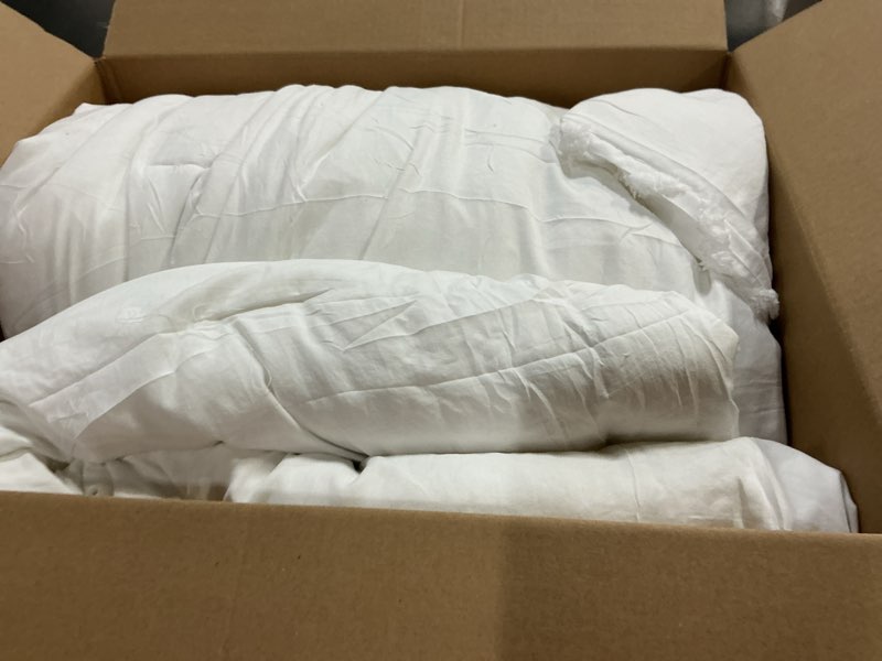 Condition photo showing Good Condition for Bedsure Tufted Boho Comforter Set Queen Size - Bright White Boho Bed Set, GentleSoft™ 3 Pieces Farmhouse Shabby Chic Embroidery Bedding, Gifts for Woman, Soft Jacquard Queen Comforter for All Seasons Queen 02 - Bright White - Elegant