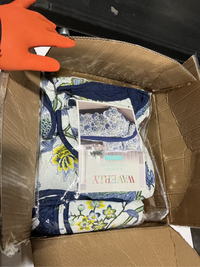 Condition photo showing Good Condition for waverly maldives 3-piece quilt set – full/queen - lightweight polyester percale bedding in porcelain quilt set maldives, porcelain full/queen