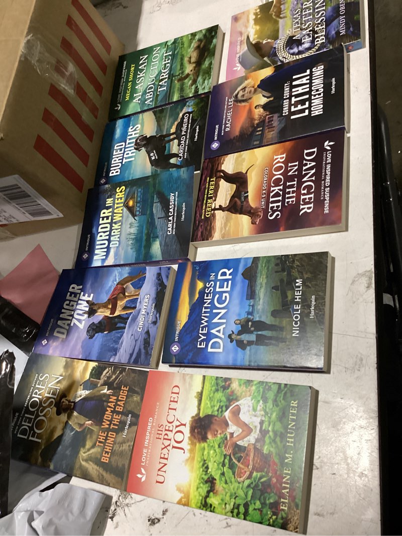 Condition photo showing Good Condition for 10 assorted novels lot