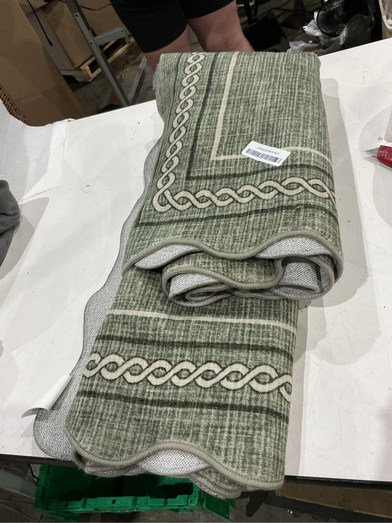 Condition photo showing Good Condition for garveehome washable rugs for entryway 4x6 area rug scalloped solid green living room area rug non slip soft non shedding low pile stain resistant carpet for kitchen bath bedroom nursery, green green 4' x 6' (rectangular)
