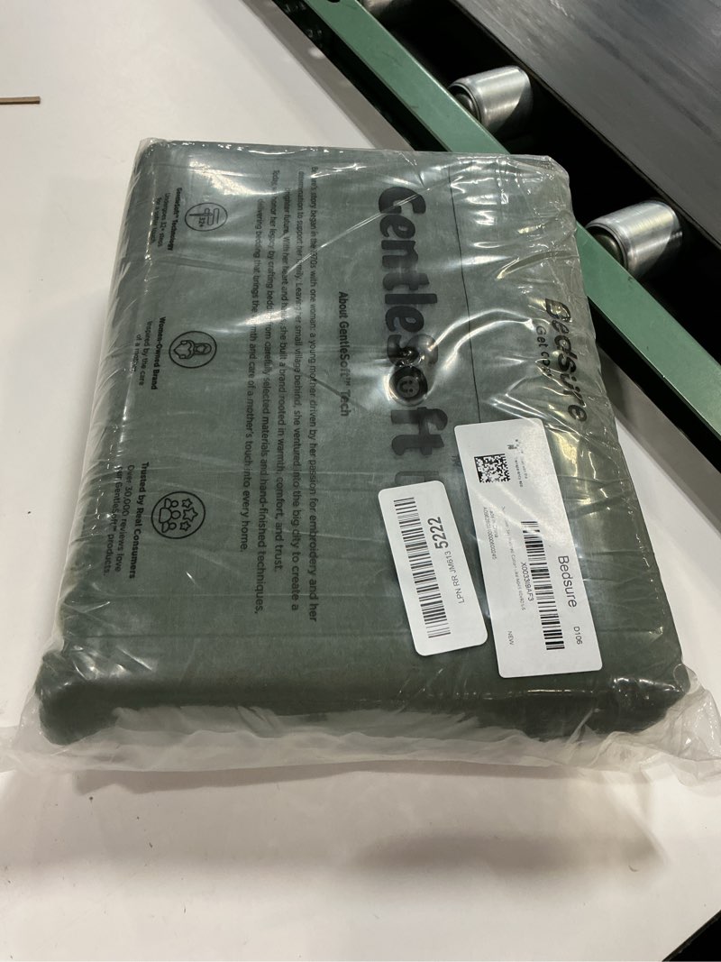 Condition photo showing Good Condition for bedsure olive green duvet cover queen size - 3 pieces prewashed cotton-like polyester extra soft bedding set, includes 1 duvet cover 90x90 inches with zipper closure & 2 pillow shams, no comforter 01 - olive green (no comforter) queen (90" x 90")