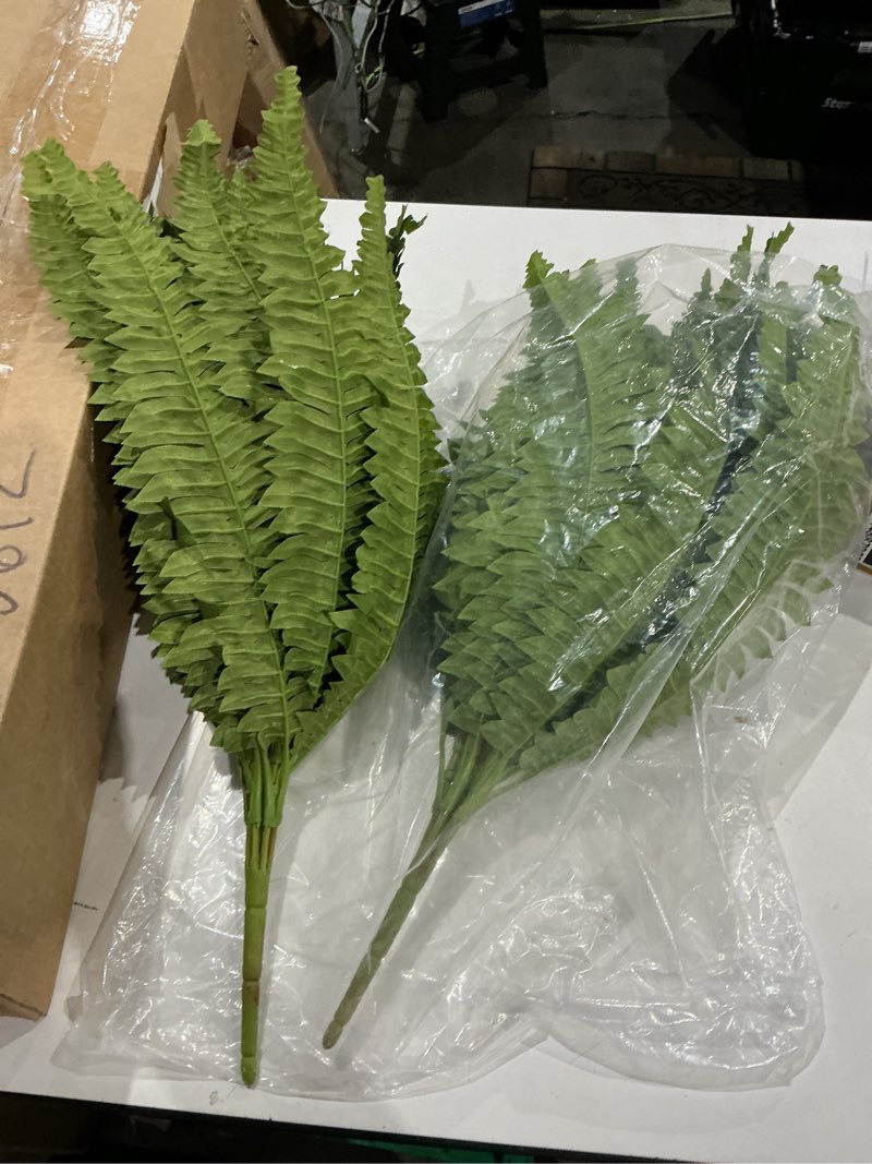 Condition photo showing Good Condition for artificial boston fern (set of 2)