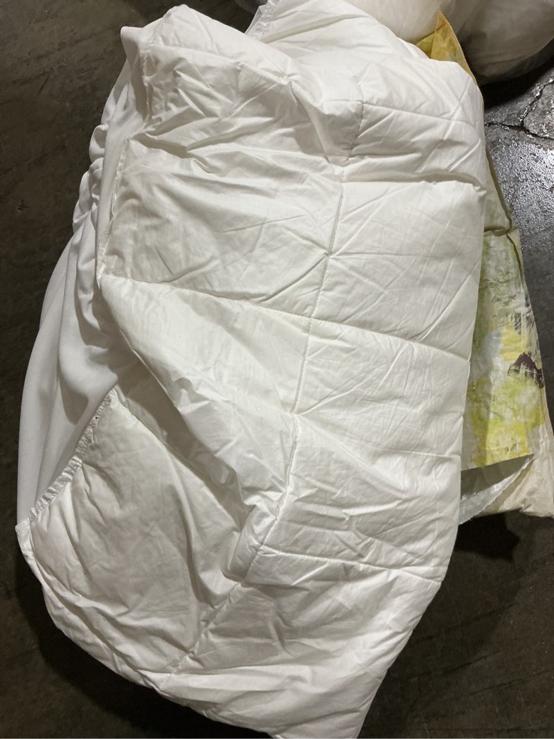 Condition photo showing Good Condition for 100% cotton essential mattress pad, full, white