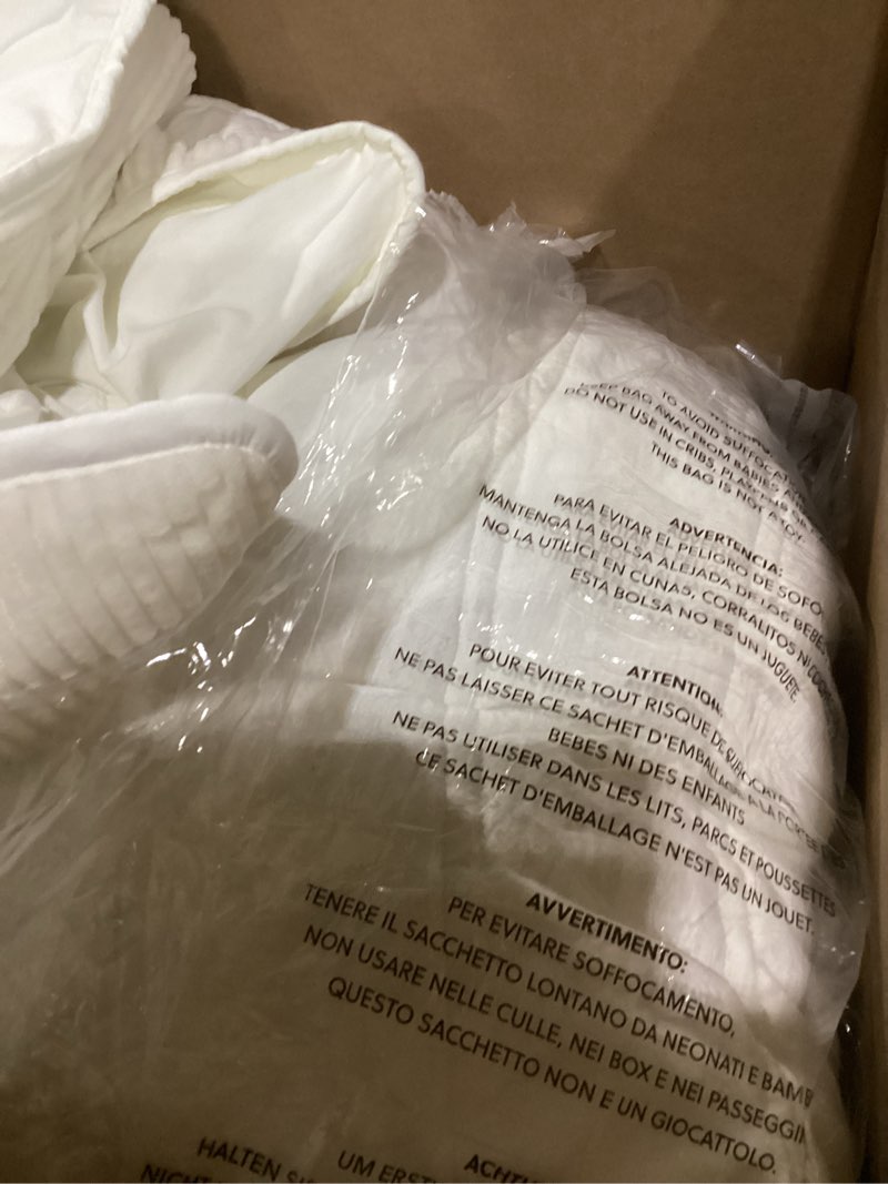 Condition photo showing Good Condition for white ribbed comforter set from Bedsure, featuring a plush flannel texture for added warmth and coziness