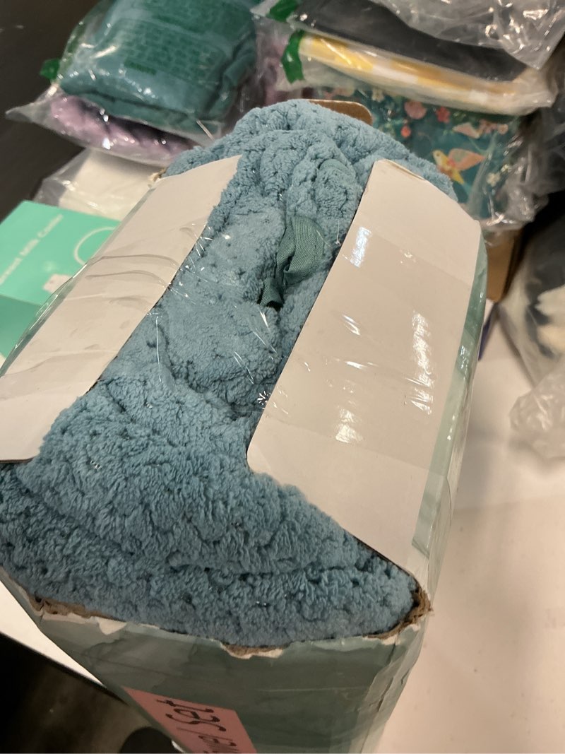 Condition photo showing Good Condition for 8-piece aqua bath towels set,2 oversized large bath towels sheet,2 hand towels and 4 washcloths - 600 gsm soft luxury towel set,highly absorbent quick dry towel collection for bathroom,hotel and spa cadmium green set 8-piece set