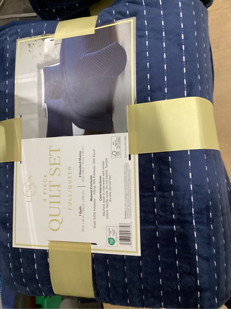 Condition photo showing New/Like New for lenox 3-piece polyester holiday patterened quilt set, full/queen
