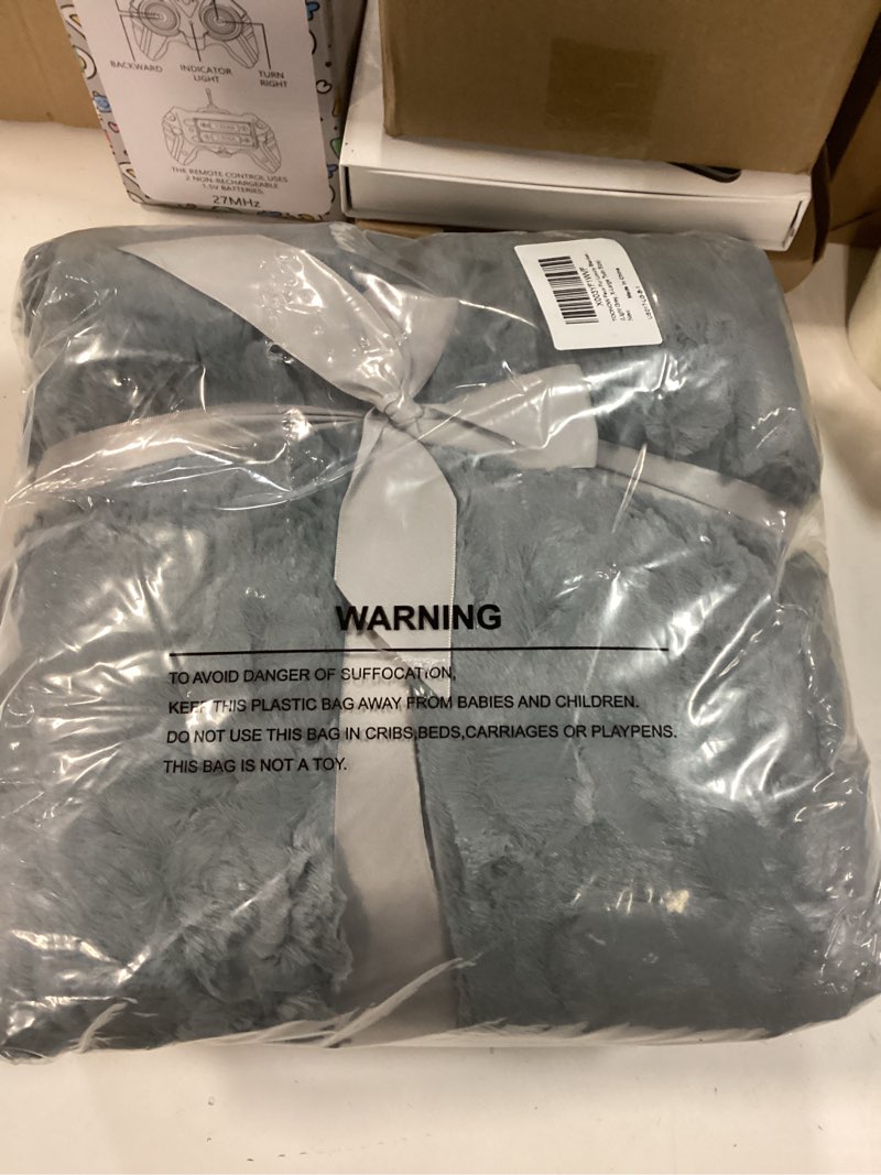 Condition photo showing New/Like New for TOONOW Faux Fur Luxury Throw Blanket,Double Side Soft Fluffy Shaggy Fuzzy Blanket for Couch Sofa Bed (Light Grey, X-Large Twin Size) Light Grey X-Large Twin Size