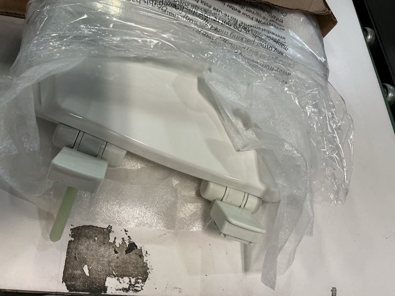 Condition photo showing Good Condition for American Standard 5503B00B.020 Transitional Slow-Close Round Front Toilet Seat, White Modern