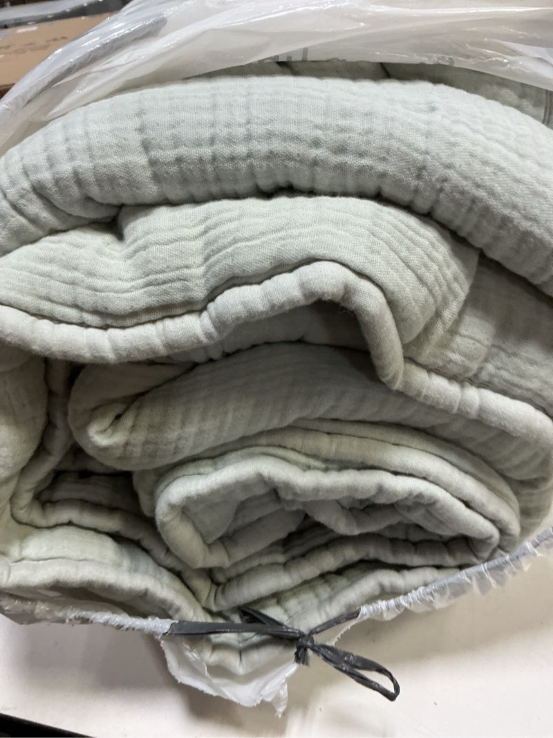 Condition photo showing Good Condition for organic cotton gauze dream quilt, full/queen, mist